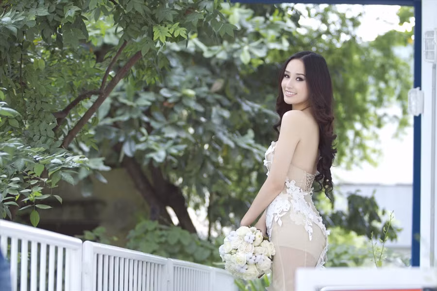 Nhan sắc của Mai Phương Thúy có phần mặn mà, quyến rũ hơn khi diện váy cưới ôm sát cơ thể.