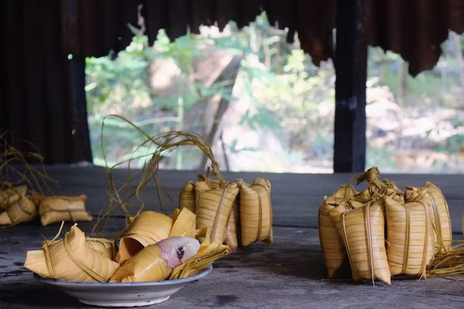  Sau khi vớt ra từ nồi, bánh được chụm lại thành 12 cái vô một chùm.