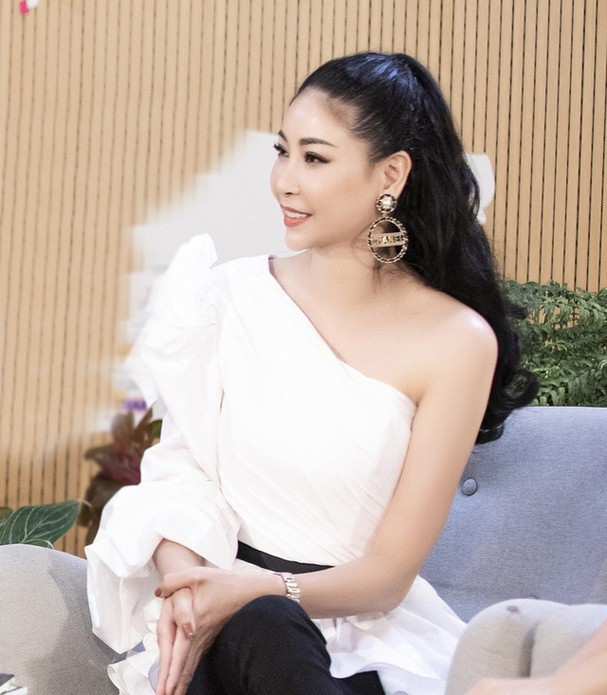 Về cuộc sống hiện tại, Hà Kiều Anh là một trong những doanh nhân giàu có. Cô còn có cuộc sống hôn nhân viên mãn. Với người đẹp đây là một điều hạnh phúc mà bản thân cô phải trải qua nhiều khó khăn, thử thách mới có được.