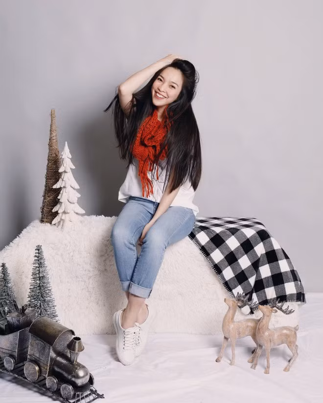 Hiền Thục đón Giáng sinh bằng bộ ảnh trẻ trung, ngọt ngào. Cô được coi là một trong những người đẹp không tuổi của showbiz Việt ẢNH: NVCC