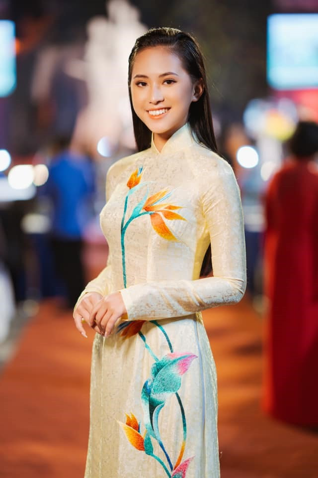 Cô có thành tích học tập khủng. Sau khi tốt nghiệp trung học phổ thông tại trường quốc tế American International School (TPHCM), Phù Bảo Nghi trúng tuyển 3 trường đại học tại Mỹ gồm: Hult International Business School, University of New Hampshire và University of Massachusetts Boston. Không chỉ vậy, trình độ tiếng Anh của Bảo Nghi cũng gây ấn tượng khi có điểm IELTS 8.0 và TOEFL iBT 107.