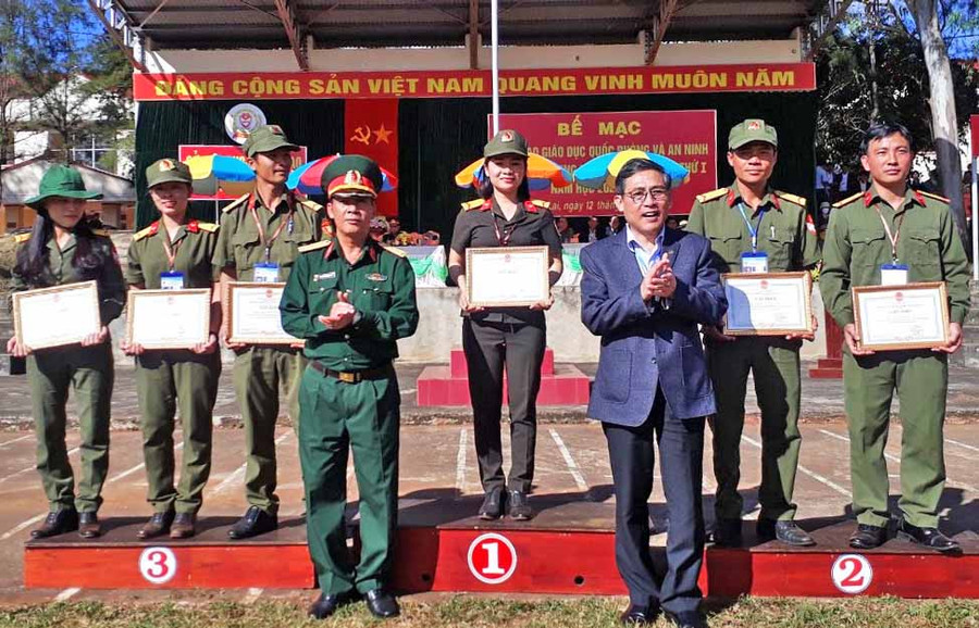 Ban tổ chức trao giải nhất, nhì và ba toàn đoàn. Ảnh: Hoành Sơn