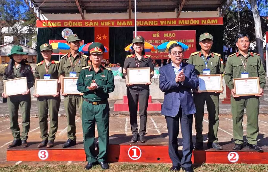 Ban tổ chức trao giải nhất, nhì và ba toàn đoàn. Ảnh: Hoành Sơn