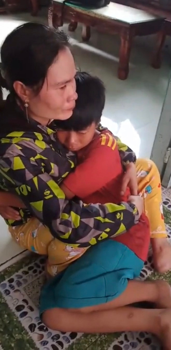 1 trong 3 em ôm người thân khóc khi gặp lại. Ảnh: chụp từ clip