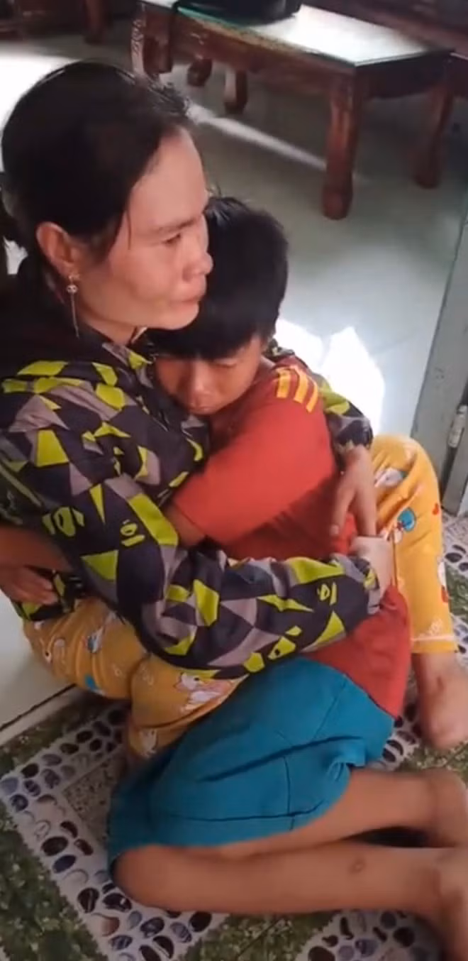 1 trong 3 em ôm người thân khóc khi gặp lại. Ảnh: chụp từ clip