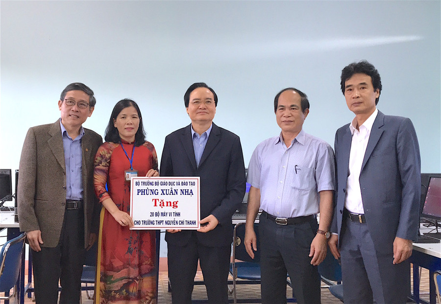 Bộ trưởng Bộ GD-ĐT Phùng Xuân Nhạ (thứ 3 từ trái sang) trao tặng 20 bộ máy vi tính cho Trường THPT Nguyễn Chí Thanh (TP. Pleiku). Ảnh: Hồng Thi Bộ trưởng Bộ GD-ĐT Phùng Xuân Nhạ (thứ 3 từ trái sang) trao tặng 20 bộ máy vi tính cho Trường THPT Nguyễn Chí Thanh (TP. Pleiku). Ảnh: Hồng Thi