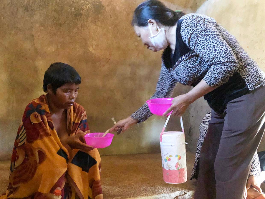  Chị H'Nhoai nhận cháo hỗ trợ vào thứ sáu hàng tuần của Hội Liên hiệp Phụ nữ xã Ia Rong (huyện Chư Pưh). Ảnh: Nhật Hào