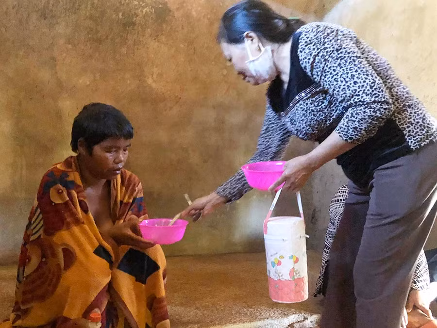  Chị H'Nhoai nhận cháo hỗ trợ vào thứ sáu hàng tuần của Hội Liên hiệp Phụ nữ xã Ia Rong (huyện Chư Pưh). Ảnh: Nhật Hào