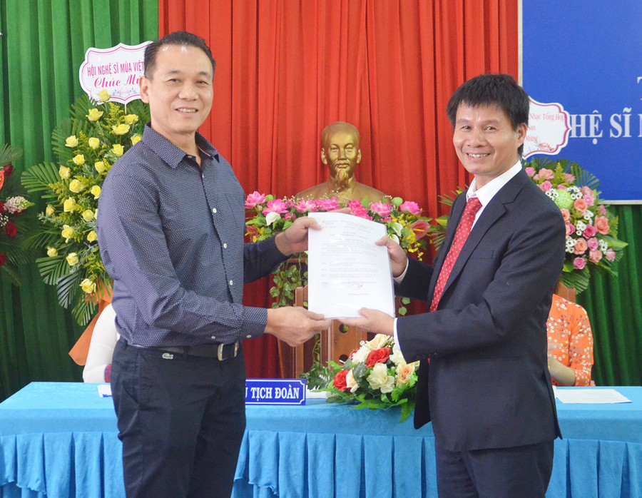  Tiến sĩ, NSND Phạm Anh Phương-Chủ tịch Hội Nghệ sĩ Múa Việt Nam (bìa trái) trao quyết định thành lập Chi hội Nghệ sĩ Múa Việt Nam tỉnh Gia Lai. Ảnh: Phương Linh 