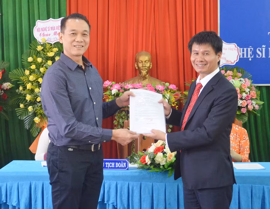  Tiến sĩ, NSND Phạm Anh Phương-Chủ tịch Hội Nghệ sĩ Múa Việt Nam (bìa trái) trao quyết định thành lập Chi hội Nghệ sĩ Múa Việt Nam tỉnh Gia Lai. Ảnh: Phương Linh 