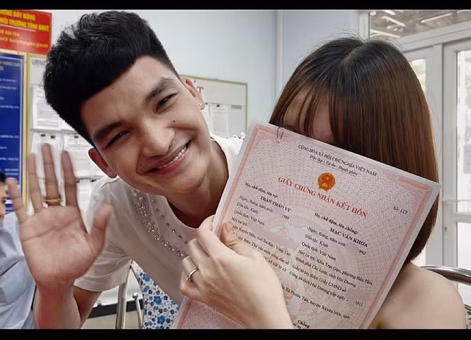 Mạc Văn Khoa cười hạnh phúc khi đăng kết hôn cùng bạn gái ẢNH: FBNV
