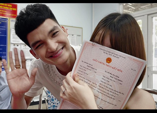 Mạc Văn Khoa cười hạnh phúc khi đăng kết hôn cùng bạn gái ẢNH: FBNV