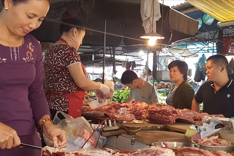  “Heo đắt quá thì chuyển sang ăn thịt gà, cá, tôm...” có thể là một biện pháp cho những cơn sốt giá thịt heo? Ảnh minh hoạt: Kh.V/LĐO