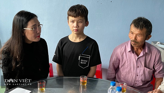 Bí thư Tỉnh ủy, Chủ tịch HĐND tỉnh Quảng Ngãi Bùi Thị Quỳnh Vân đã đến thăm gia đình cháu T.Q.D. Bí thư Tỉnh ủy, Chủ tịch HĐND tỉnh Quảng Ngãi Bùi Thị Quỳnh Vân đã đến thăm gia đình cháu T.Q.D.