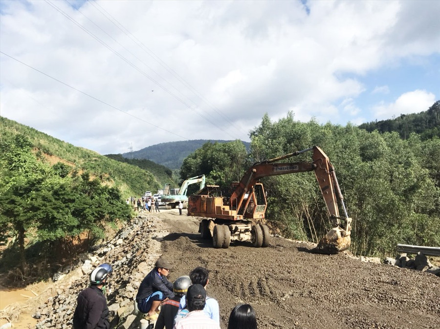 Lực lượng chức năng cấp tốc sửa chữa tuyến Quốc lộ 26 bị sụt lún, sạt lở vào trưa ngày 3.12. Ảnh: T.X