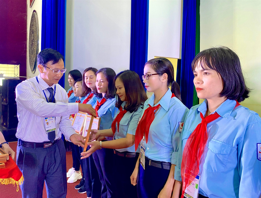 1-Trao chứng nhận cho các giáo viên đạt danh hiệu giáo viên Tổng phụ trách Đội giỏi cấp tỉnh. Ảnh Hồng Thi