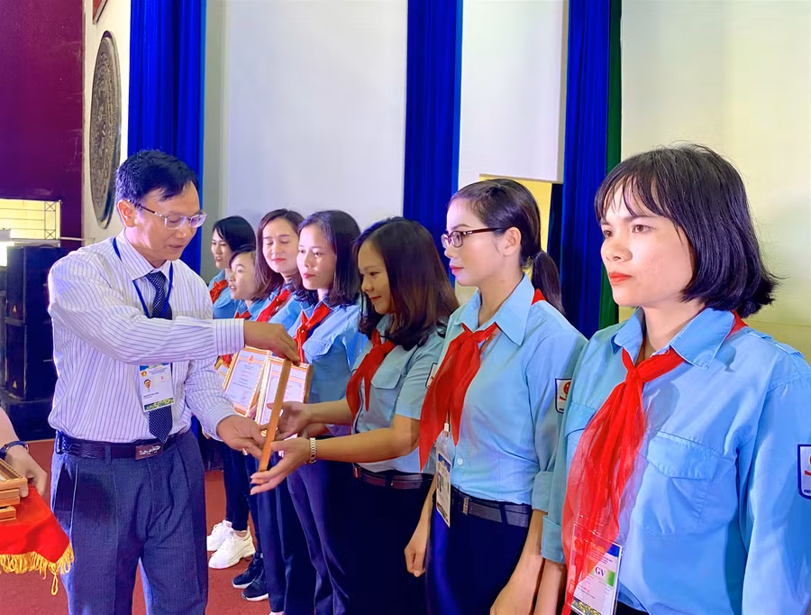 1-Trao chứng nhận cho các giáo viên đạt danh hiệu giáo viên Tổng phụ trách Đội giỏi cấp tỉnh. Ảnh Hồng Thi