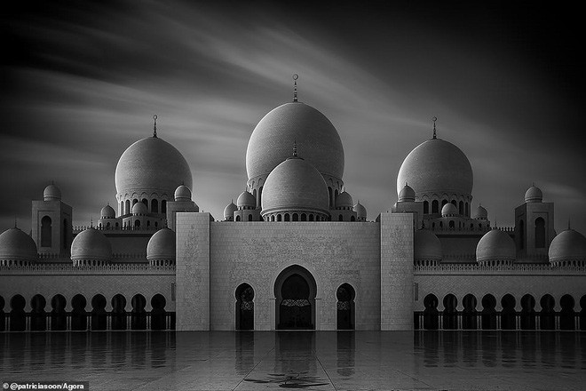Nhiếp ảnh gia Patricia Soon người Malaysia đã ghi lại cảnh Nhà thờ Hồi giáo lớn ở Abu Dhabi thể hiện tất cả vẻ đẹp rực rỡ trong bức ảnh đen trắng. Patricia giải thích: "Tôi đã sử dụng thời gian phơi sáng lâu để xác định các đường cong mái vòm tuyệt đẹp của nhà thờ và những đám mây đen đã tạo thêm cảm giác yên bình cho tác phẩm". Nhiếp ảnh gia Patricia Soon người Malaysia đã ghi lại cảnh Nhà thờ Hồi giáo lớn ở Abu Dhabi thể hiện tất cả vẻ đẹp rực rỡ trong bức ảnh đen trắng. Patricia giải thích: