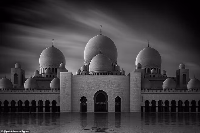 Nhiếp ảnh gia Patricia Soon người Malaysia đã ghi lại cảnh Nhà thờ Hồi giáo lớn ở Abu Dhabi thể hiện tất cả vẻ đẹp rực rỡ trong bức ảnh đen trắng. Patricia giải thích: "Tôi đã sử dụng thời gian phơi sáng lâu để xác định các đường cong mái vòm tuyệt đẹp của nhà thờ và những đám mây đen đã tạo thêm cảm giác yên bình cho tác phẩm". Nhiếp ảnh gia Patricia Soon người Malaysia đã ghi lại cảnh Nhà thờ Hồi giáo lớn ở Abu Dhabi thể hiện tất cả vẻ đẹp rực rỡ trong bức ảnh đen trắng. Patricia giải thích: