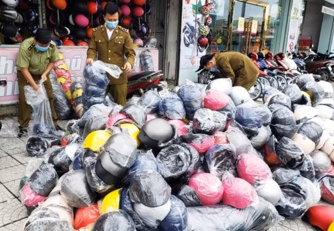 Mũ bảo hiểm giả bị tạm giữ - ẢNH: NGUYỄN TÚ