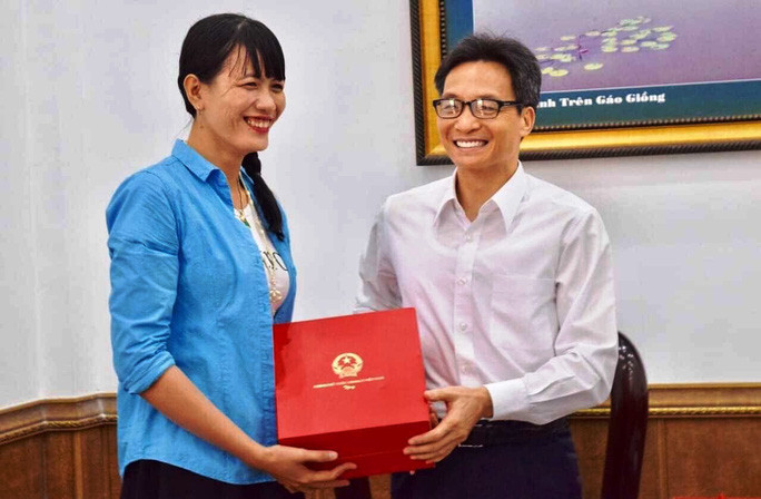 Cô giáo Nguyễn Thị Minh Tâm vinh dự được Phó Thủ tướng Vũ Đức Đam thăm và tặng quà. (Ảnh tư liệu của nhân vật)