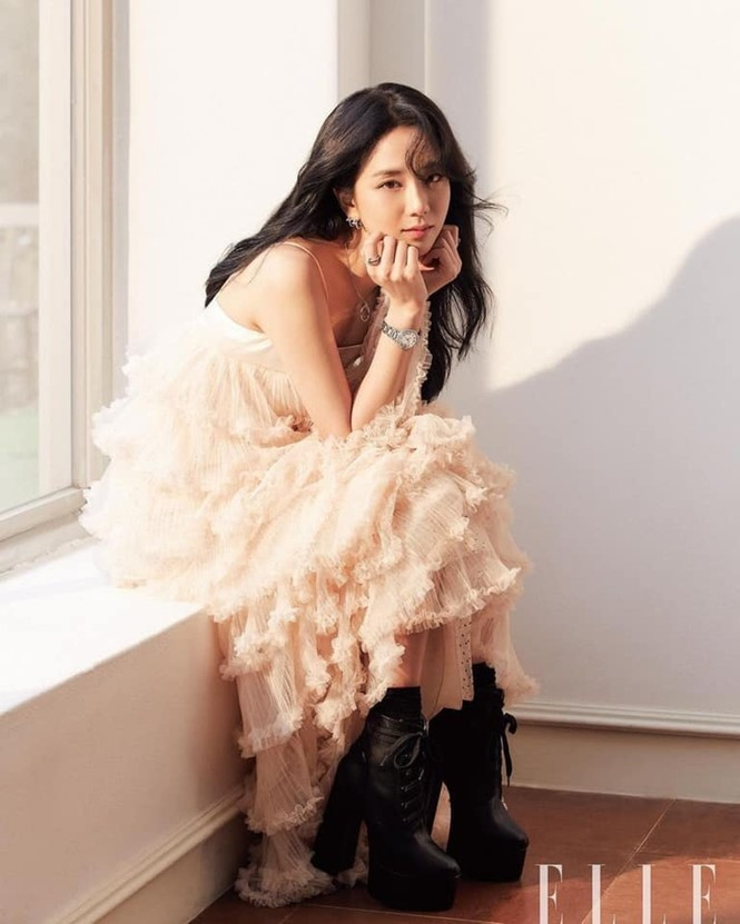 Jisoo mặc rất nhiều trang phục của nhiều hãng thời trang khác nhau, và được netizen khen ngợi hết lời. Ảnh: ELLE