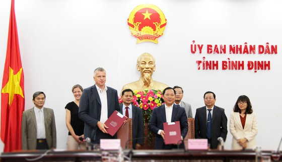 Các bên trao biên bản ký kết hợp tác.