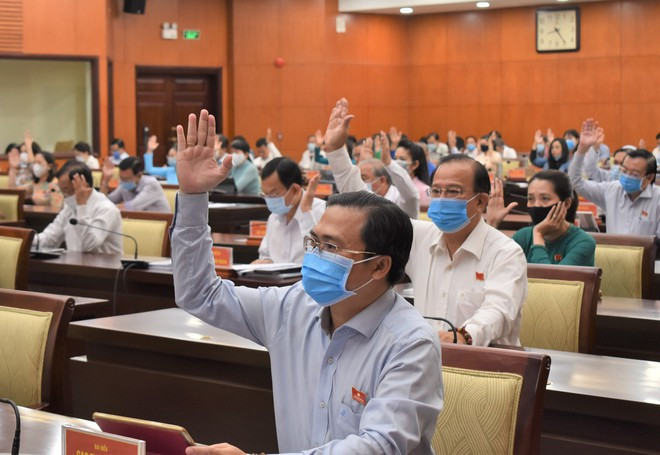 Đại biểu HĐND TP.HCM biểu quyết thông qua danh mục 61 dự án bị hủy bỏ ẢNH: SỸ ĐÔNG