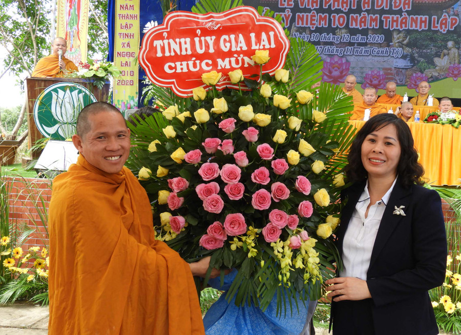 Phó Trưởng ban Dân vận Tỉnh ủy Vũ Thị Thu tặng hoa chúc mừng 10 năm thành lập tịnh xá Ngọc Lai. Ảnh: Thanh Nhật Phó Trưởng Ban Dân vận Tỉnh ủy Vũ Thị Thu (phải) tặng hoa chúc mừng 10 năm thành lập Tịnh xá Ngọc Lai