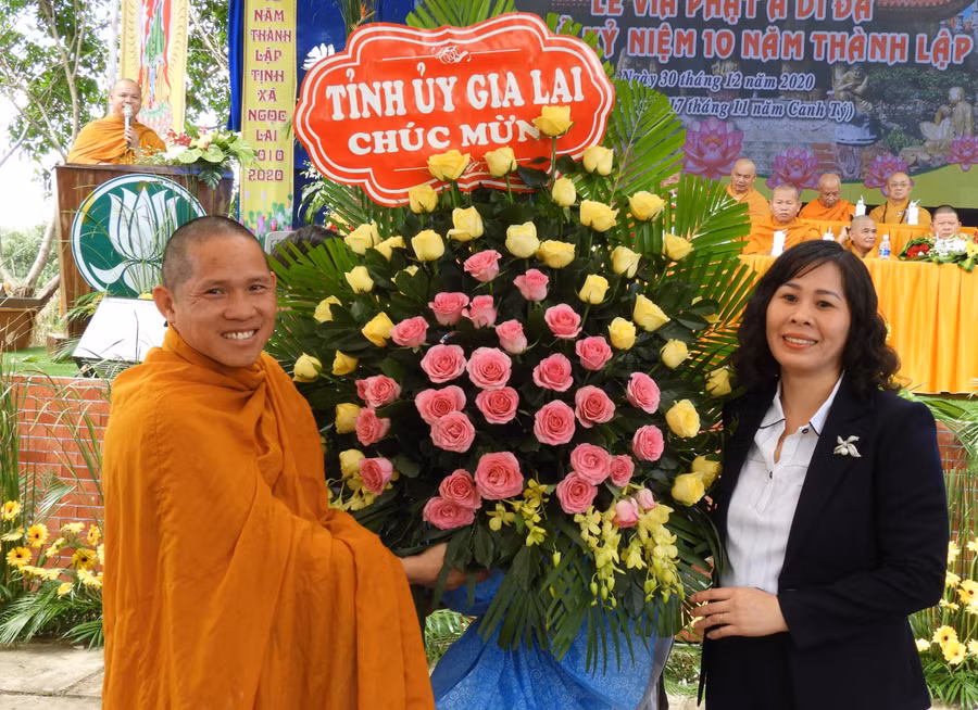 Phó Trưởng Ban Dân vận Tỉnh ủy Vũ Thị Thu (phải) tặng hoa chúc mừng 10 năm thành lập Tịnh xá Ngọc Lai
