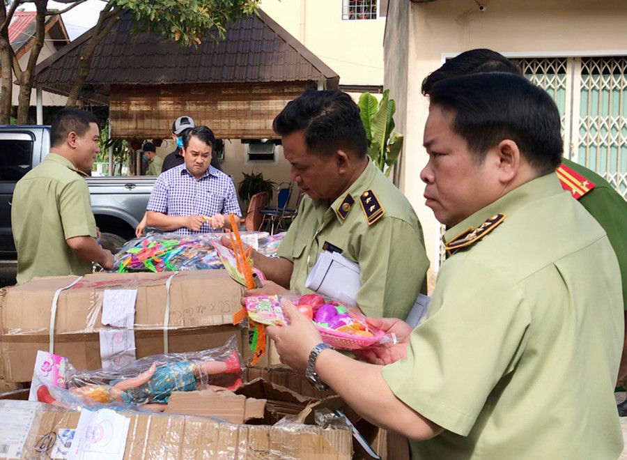 Đại diện chủ thể quyền cùng ngành chức năng tiến hành kiểm đếm hàng hóa vi phạm trước khi đưa đi tiêu hủy. Ảnh: Vũ Thảo Đại diện chủ thể quyền cùng ngành chức năng tiến hành kiểm đếm hàng hoá vi phạm trước khi đưa đi tiêu huỷ. Ảnh: Vũ Thảo
