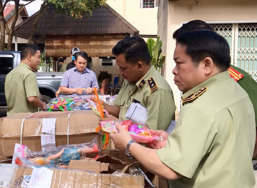 Đại diện chủ thể quyền cùng ngành chức năng tiến hành kiểm đếm hàng hoá vi phạm trước khi đưa đi tiêu huỷ. Ảnh: Vũ Thảo