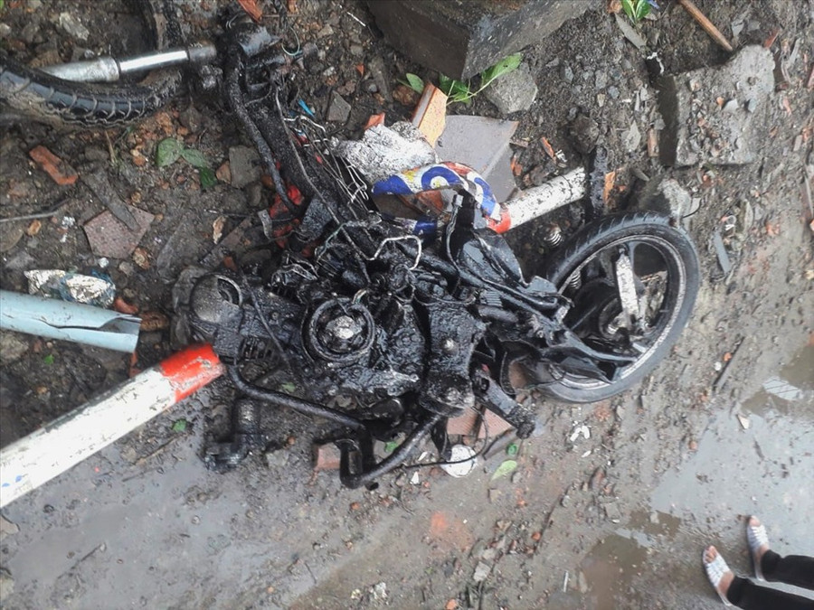 Một chiếc xe máy bị biến dạng sau vụ tai nạn.  Một chiếc xe máy bị biến dạng sau vụ tai nạn.