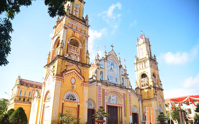  Đền thánh Quần Phương tại thị trấn Yên Định, huyện Hải Hậu (Nam Định).