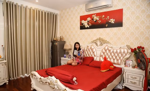 Khu phòng ngủ của các thành viên khác trong gia đình được bài trí sang trọng. Ảnh: NSCC.