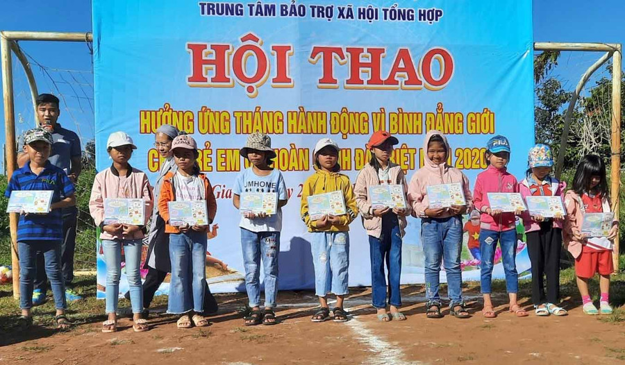 Trung tâm Bảo trợ Xã hội tổng hợp tỉnh trao quà cho các em tham gia hội thao. Ảnh: Hà Đức Thành Trung tâm Bảo trợ Xã hội tổng hợp tỉnh trao quà cho các em tham gia hội thao. Ảnh: Hà Đức Thành