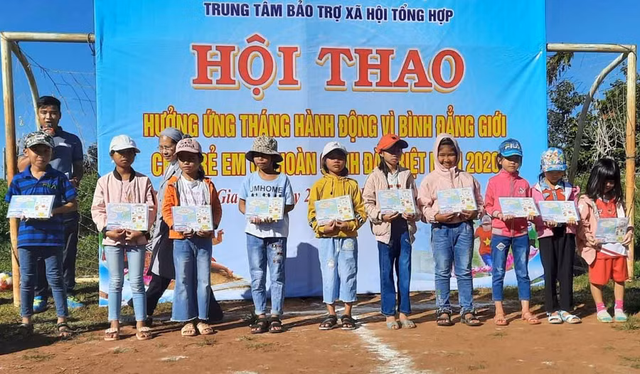 Trung tâm Bảo trợ Xã hội tổng hợp tỉnh trao quà cho các em tham gia hội thao. Ảnh: Hà Đức Thành