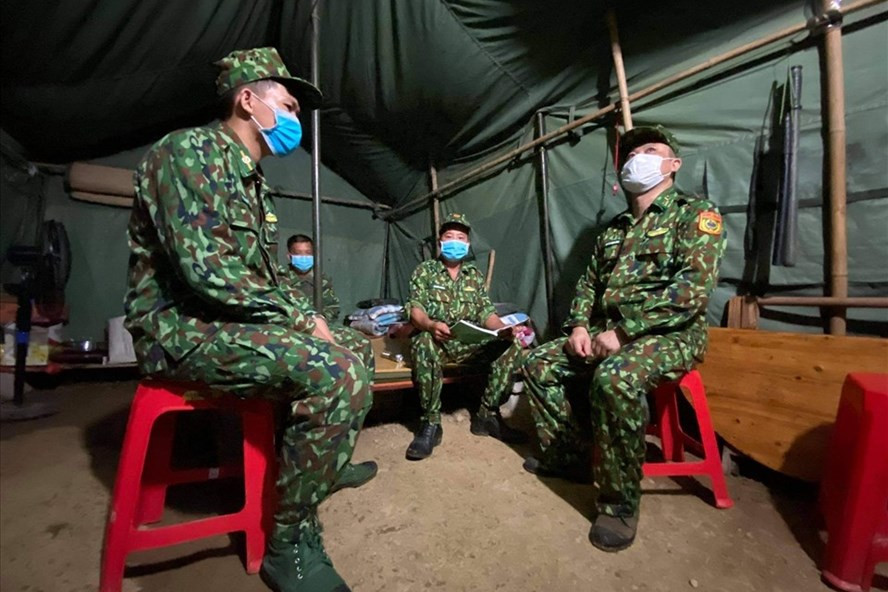 Bộ đội biên phòng tỉnh Cao Bằng căng mình chống dịch tại biên giới. Ảnh: Thùy Linh