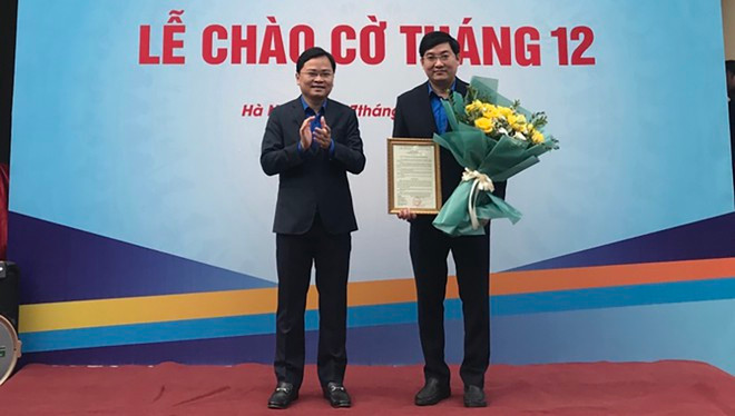 Anh Nguyễn Anh Tuấn chúc mừng anh Bùi Minh Tuấn được bổ nhiệm chức Trưởng ban Kiểm tra T.Ư Đoàn - Ảnh Bảo Anh