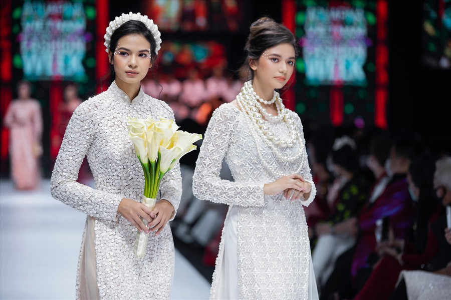 Chiếc áo dài dù là một thứ thuộc về xưa cũ, nhưng Nhà thiết kế Minh Châu đã thành công trong việc mang những điều xưa cũ đến gần hơn với người trẻ bằng sự sáng tạo của mình. Có thể nói, “Kim Lang” chính là bộ sưu tập thành công tiếp theo của anh.