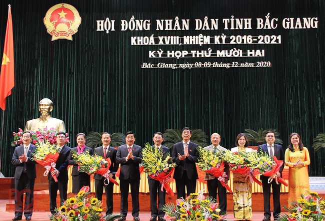 Các đồng chí lãnh đạo tỉnh tặng hoa chúc mừng các đồng chí được bầu Chủ tịch UBND tỉnh, Phó Chủ tịch UBND tỉnh, Ủy viên UBND tỉnh nhiệm kỳ 2016 - 2021. Ảnh: Cổng thông tin điện tử Bắc Giang. Các đồng chí lãnh đạo tỉnh tặng hoa chúc mừng các đồng chí được bầu Chủ tịch UBND tỉnh, Phó Chủ tịch UBND tỉnh, Ủy viên UBND tỉnh nhiệm kỳ 2016 - 2021. Ảnh: Cổng thông tin điện tử Bắc Giang.
