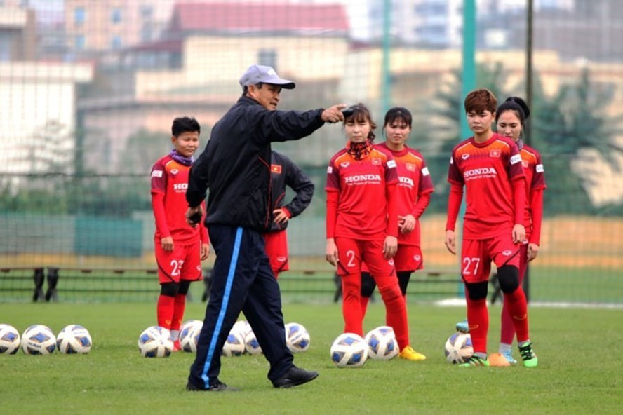 Huấn luyện viên Mai Đức Chung và đội tuyển nữ Việt Nam sẽ đội tuyển đầu tiên chính thức hội quân trong năm 2021. Ảnh: VFF
