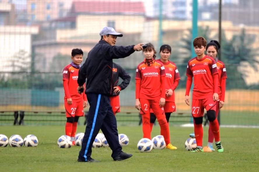 Huấn luyện viên Mai Đức Chung và đội tuyển nữ Việt Nam sẽ đội tuyển đầu tiên chính thức hội quân trong năm 2021. Ảnh: VFF