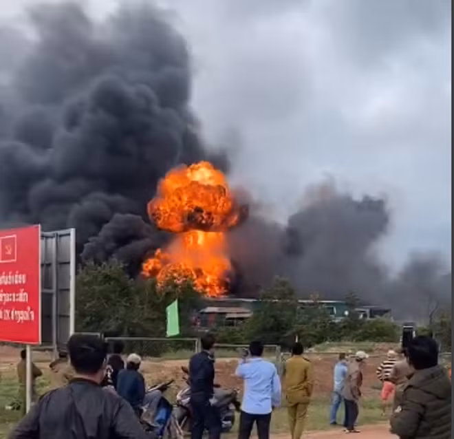 Hiện trường vụ cháy nổ nghiêm trọng ở khu vực biên giới Việt - Lào ẢNH: THANH LỘC