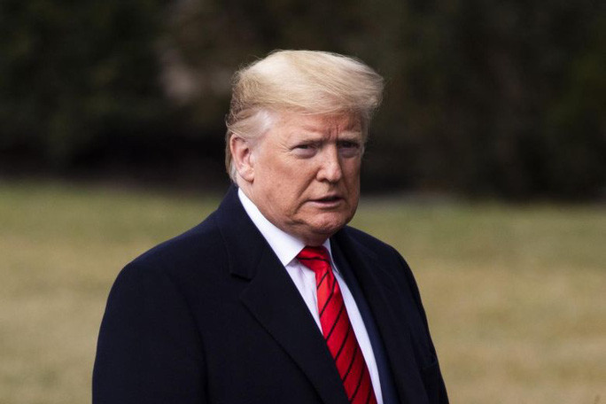 Ông Trump ký dự luật liên quan đến việc loại các công ty Trung Quốc khỏi sàn giao dịch chứng khoán Mỹ. Ảnh: Reuters