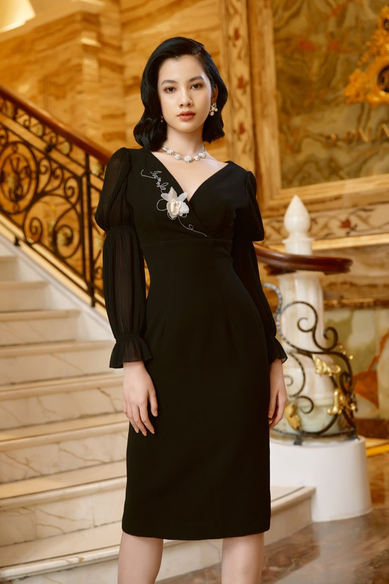 Trang phục gam đen tôn làn da trắng, vóc dáng mảnh mai của Cẩm Đan.