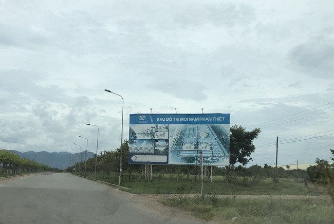 Bảng báo Khu đô thị trong KCN Hàm Kiệm 1. Ảnh Bùi Phụ. Bảng báo Khu đô thị trong KCN Hàm Kiệm 1. Ảnh Bùi Phụ.