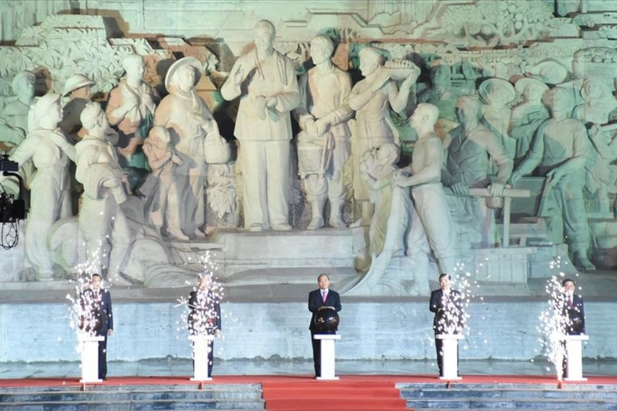  Thủ tướng Chính phủ cùng các đại biểu dự khánh thành Tượng đài Bác Hồ với nông dân Việt Nam. Ảnh ĐL