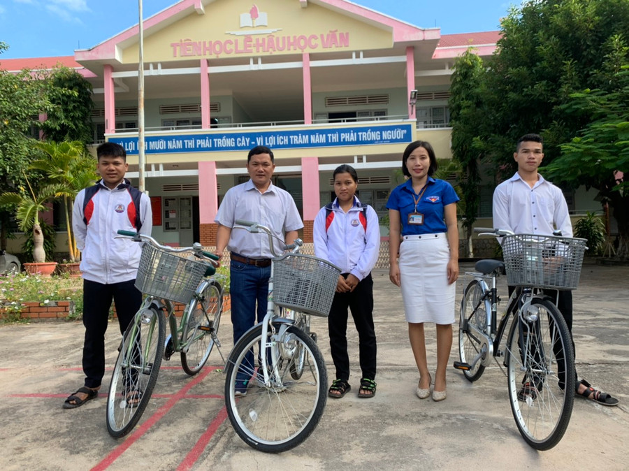 Ban Giám hiệu Trường THPT Phan Chu Trinh (huyện Ia Pa) trao xe đạp cho các em học sinh có hoàn cảnh khó khăn. Ảnh: Vũ Chi