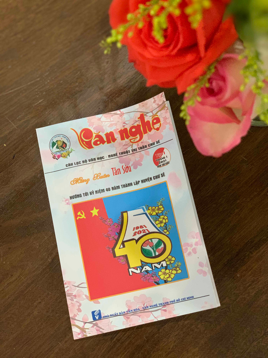 Bìa tập sách “Văn nghệ” số 1 của CLB Văn học Nghệ thuật thị trấn Chư Sê. Ảnh: Phương Vi